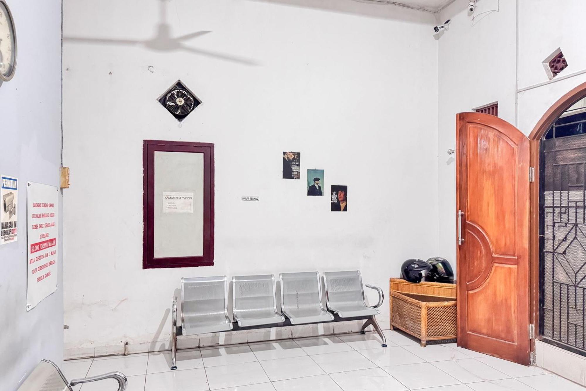 Reddoorz At Wisma Hiro Dwikora Palembang Kültér fotó